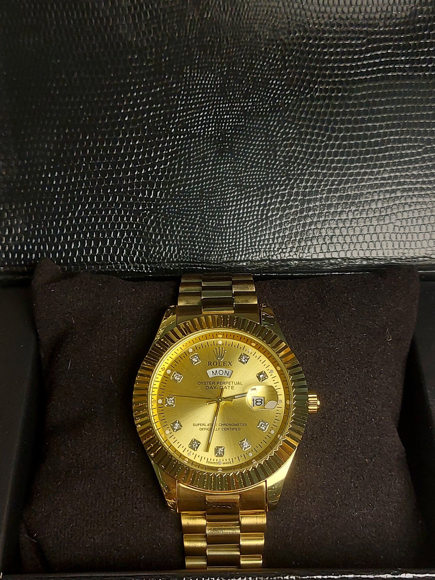 Rolex_clasp Valuable Good Quality Watch. ( Gold color )